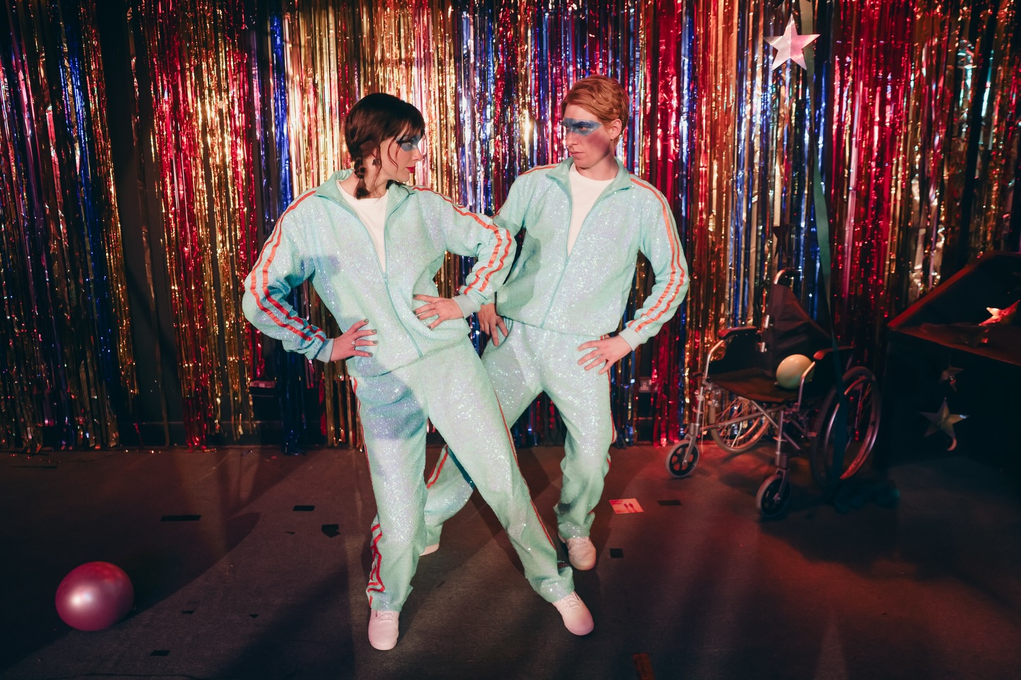 Taylor Swift y Domhnall Gleeson protagonizan un simpático baile en pareja