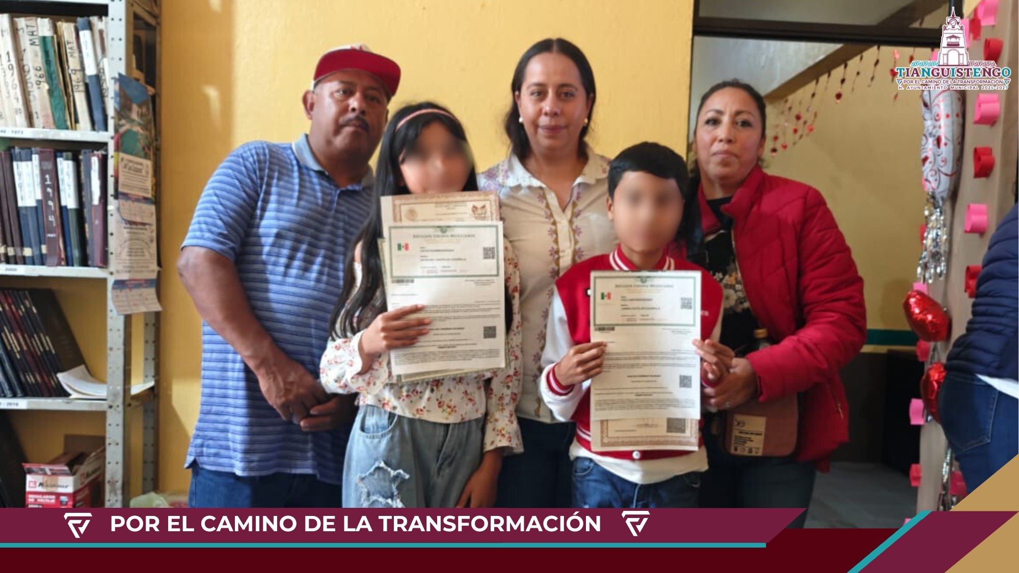 El equipo del gobierno municipal de Tianguistengo coordinando la jornada de registros gratuitos para la población
