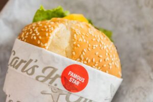 Celebra el Día del Amor y la Amistad con Carl’s Jr.: ¡Un beso y tu Famous Star con queso gratis al comprar cualquier combo!