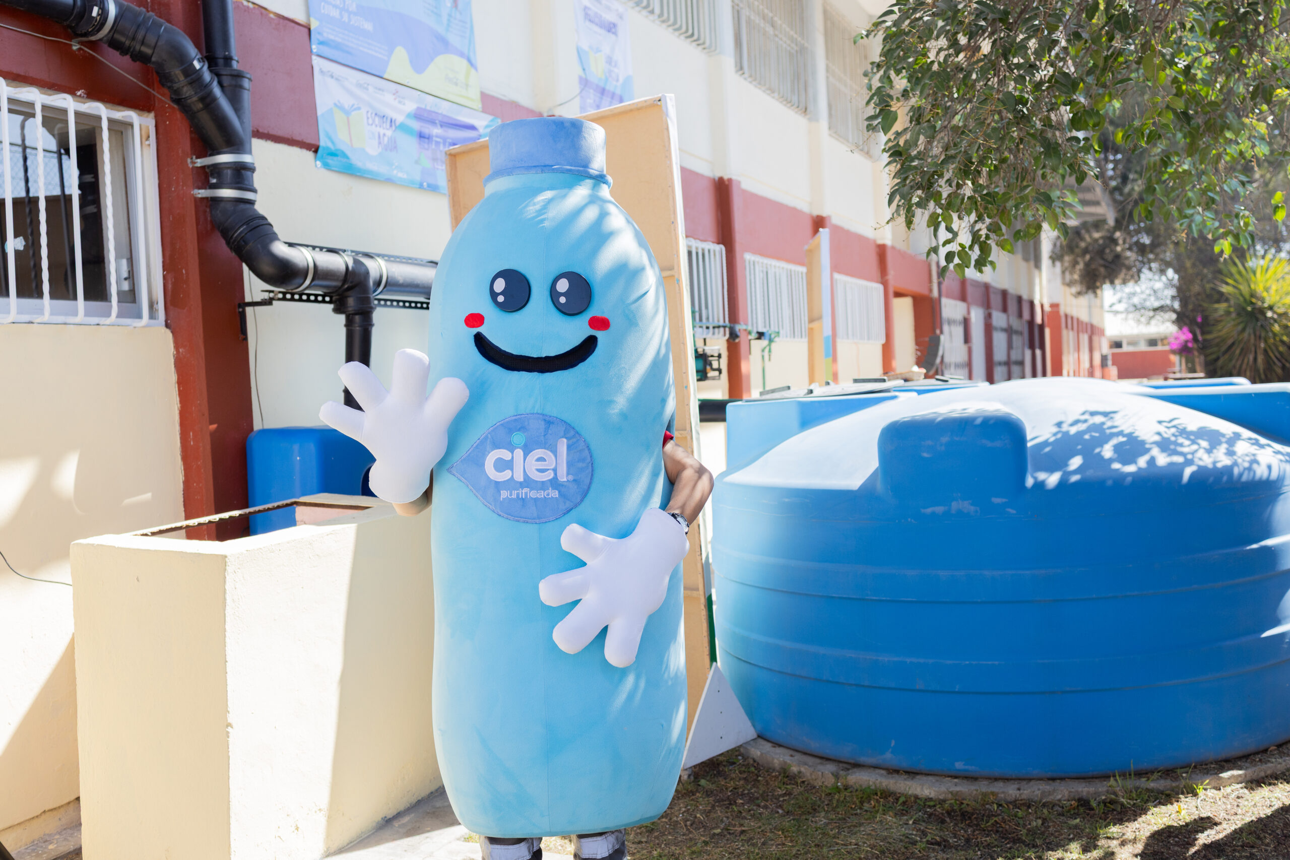 El programa “Escuelas con Agua” no solo instala tanques; implementa un modelo único de ingeniería