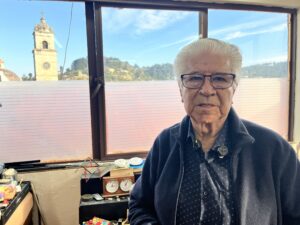 Pedro García Terán lleva más de cuatro décadas trabajando la plateríaFoto: Lizania Zavala