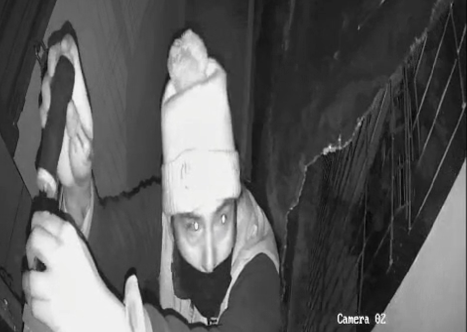 Las cámaras de seguridad registraron el momento exacto en que el delincuente sustrajo componentes esenciales para el negocio