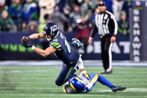 Kupp aporta liderazgo y experiencia a los Seahawks.