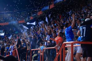 Desde la portería norte, su grito atraviesa la cancha del estadio Hidalgo