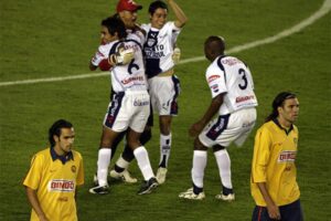Pachuca hizo historia en casa al coronarse frente al América en el Clausura 2007.