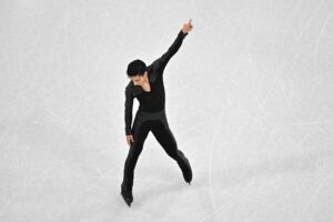 El patinador mexicano besó el hielo tras completar su rutina final.