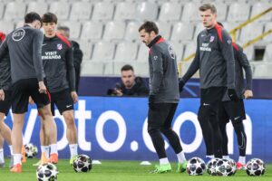 Simeone afronta críticas pese a mantener vivas dos competiciones.