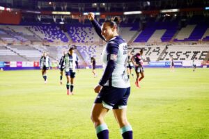 Ni la expulsión frena a Charlyn Corral en la Liga MX Femenil