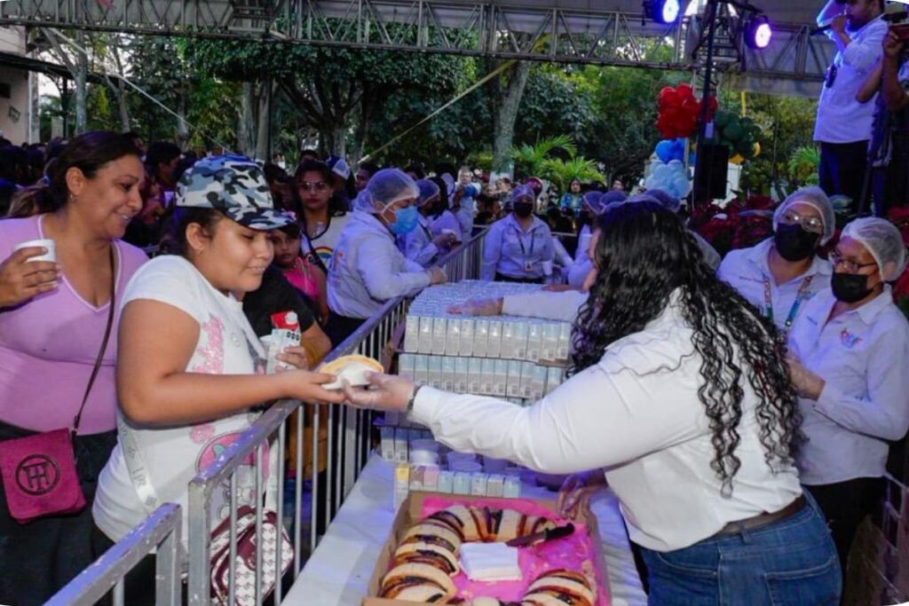 Entrega de leche Santa Clara a comunidades vulnerables en Hidalgo y Morelos