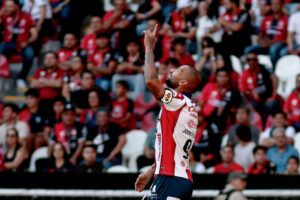 João Pedro toma ventaja en la carrera por el gol.