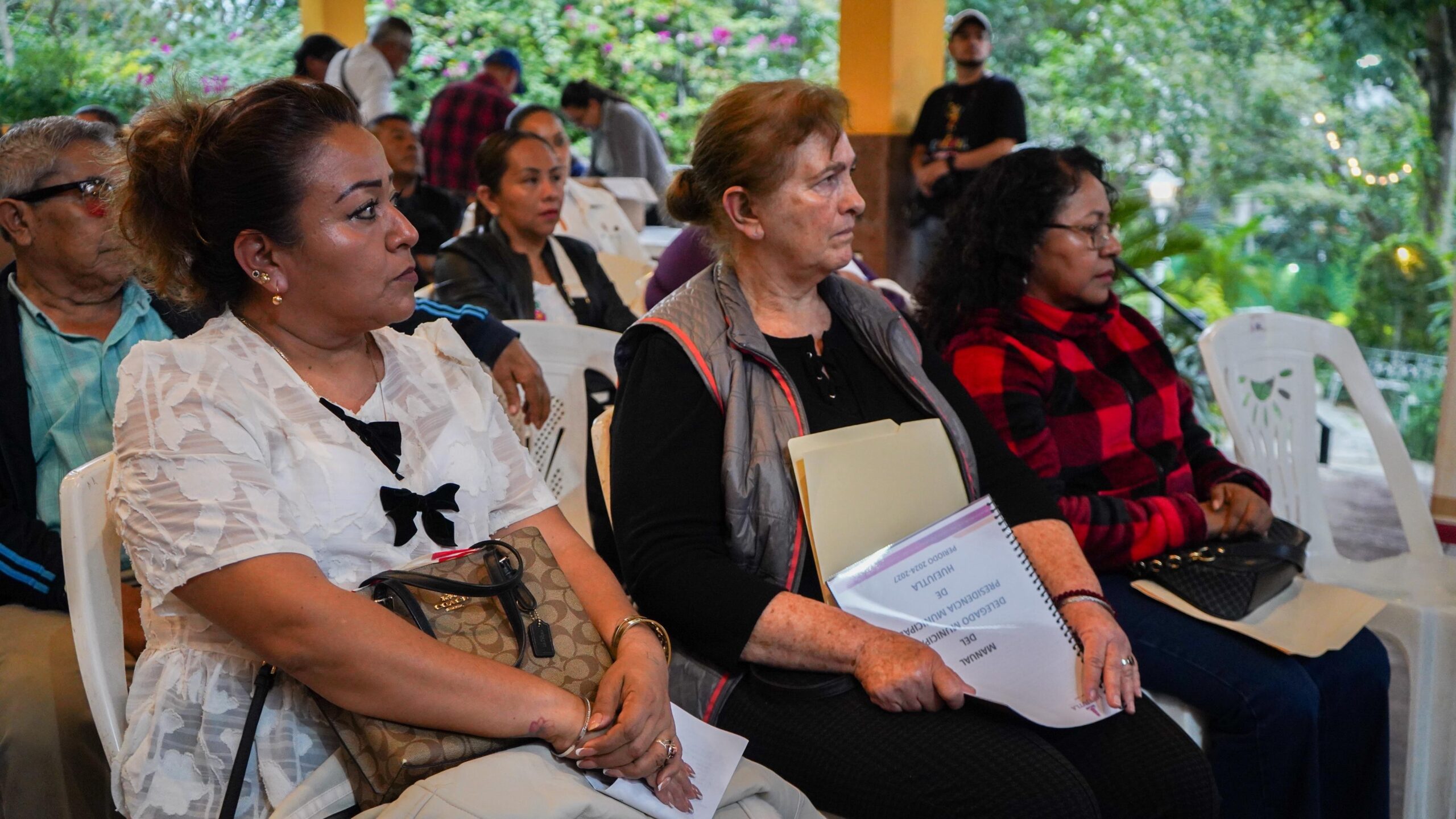 José Alfredo San Román Duval, presidente municipal de Huejutla, entrega nombramientos a delegados