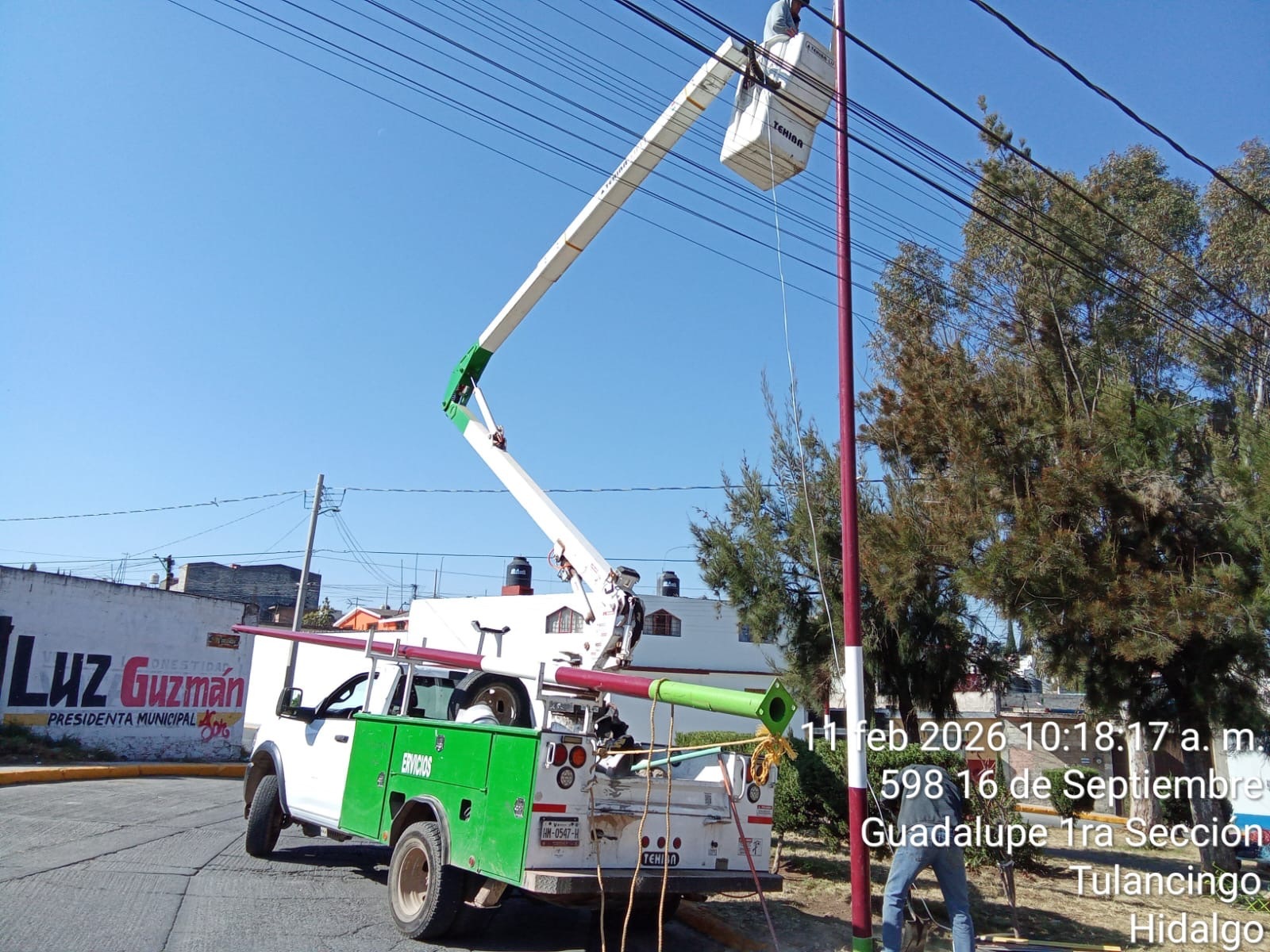 Instalación de nuevas luminarias solares en el módulo de juegos infantiles de El Paraíso