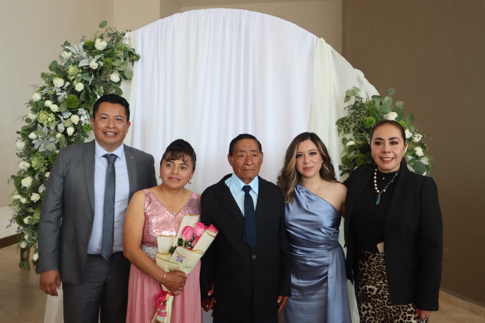 Parejas durante la firma de actas en las Bodas Colectivas Actopan 2026