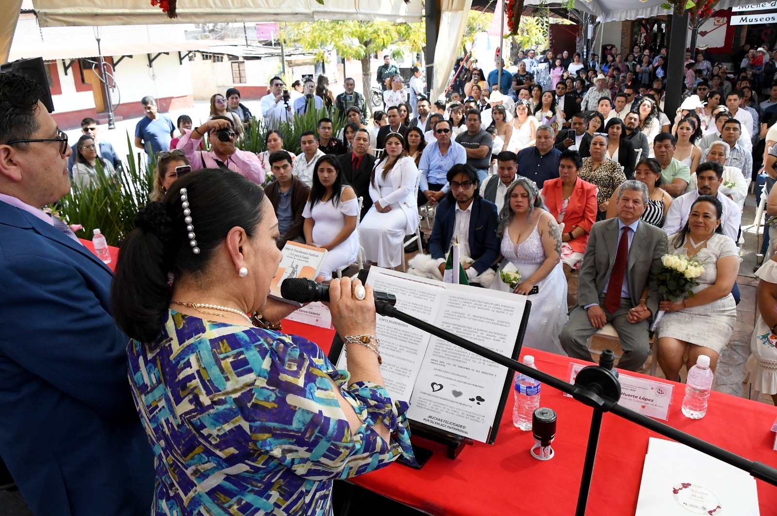 Parejas realizan el trámite durante bodas comunitarias en Tulancingo.