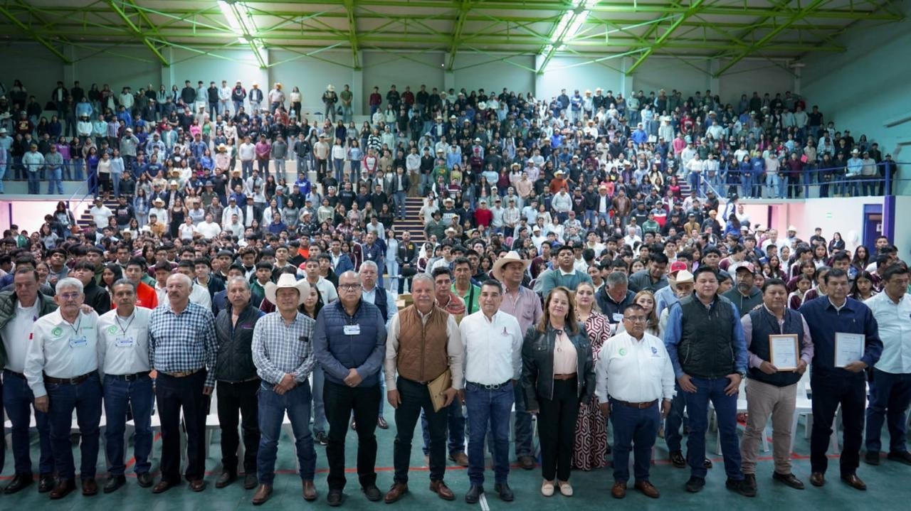 Recorrido por las instalaciones del Instituto Tecnológico de Huejutla, donde se busca impulsar la colaboración entre gobierno y academia para fortalecer el sector agrícola