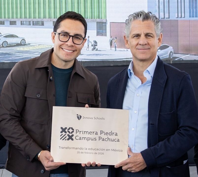 Jorge Reyes, alcalde de Pachuca, encabezó el evento de colocación de la primera piedra para el nuevo campus de Innova Schools México