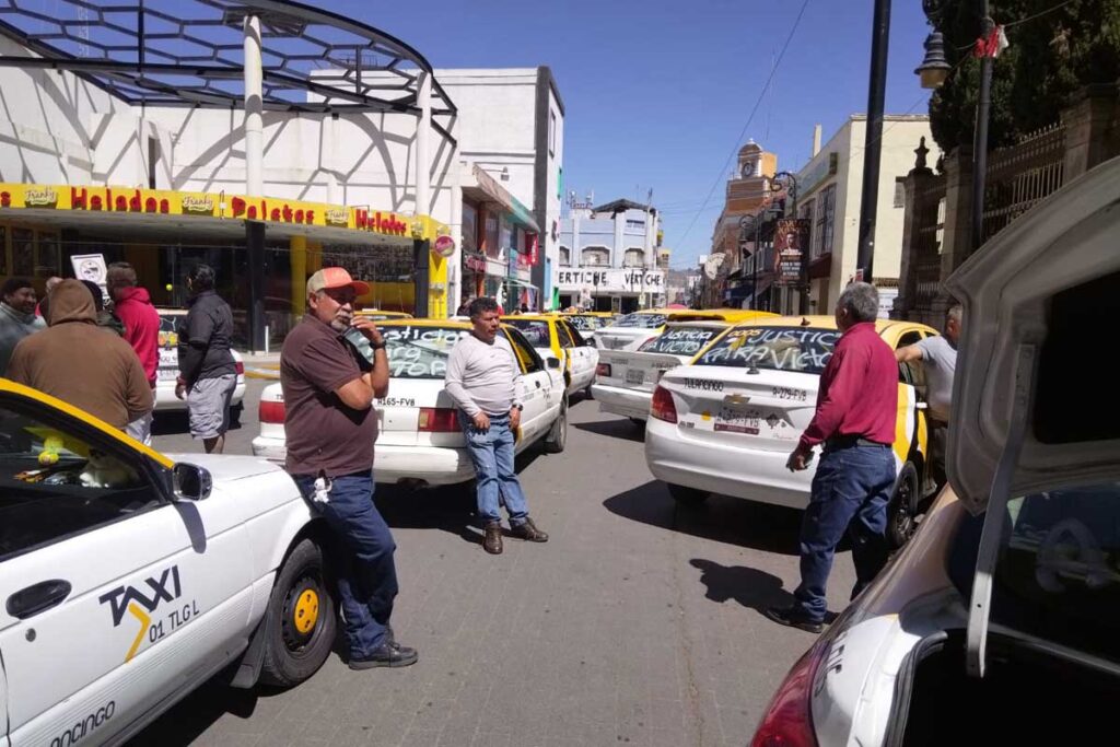 Tras la manifestación del martes los taxistas fueron atentidos por el encargado de la PGJEH