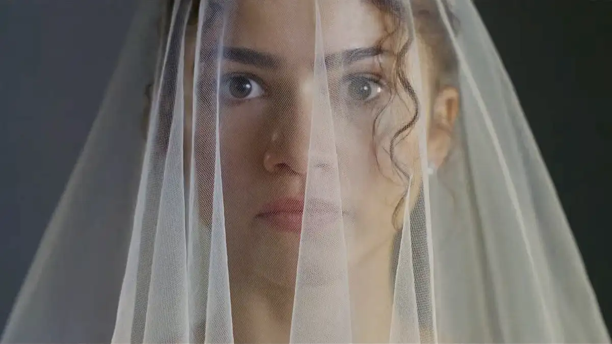 Zendaya y Robert Pattinson interpretan a una pareja comprometida
