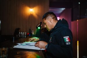 Las revisiones realizadas durante el Operativo Bares en Pachuca buscan generar condiciones de confianza tanto para quienes asisten a centros nocturnos como para el personal que labora en estos espacios.