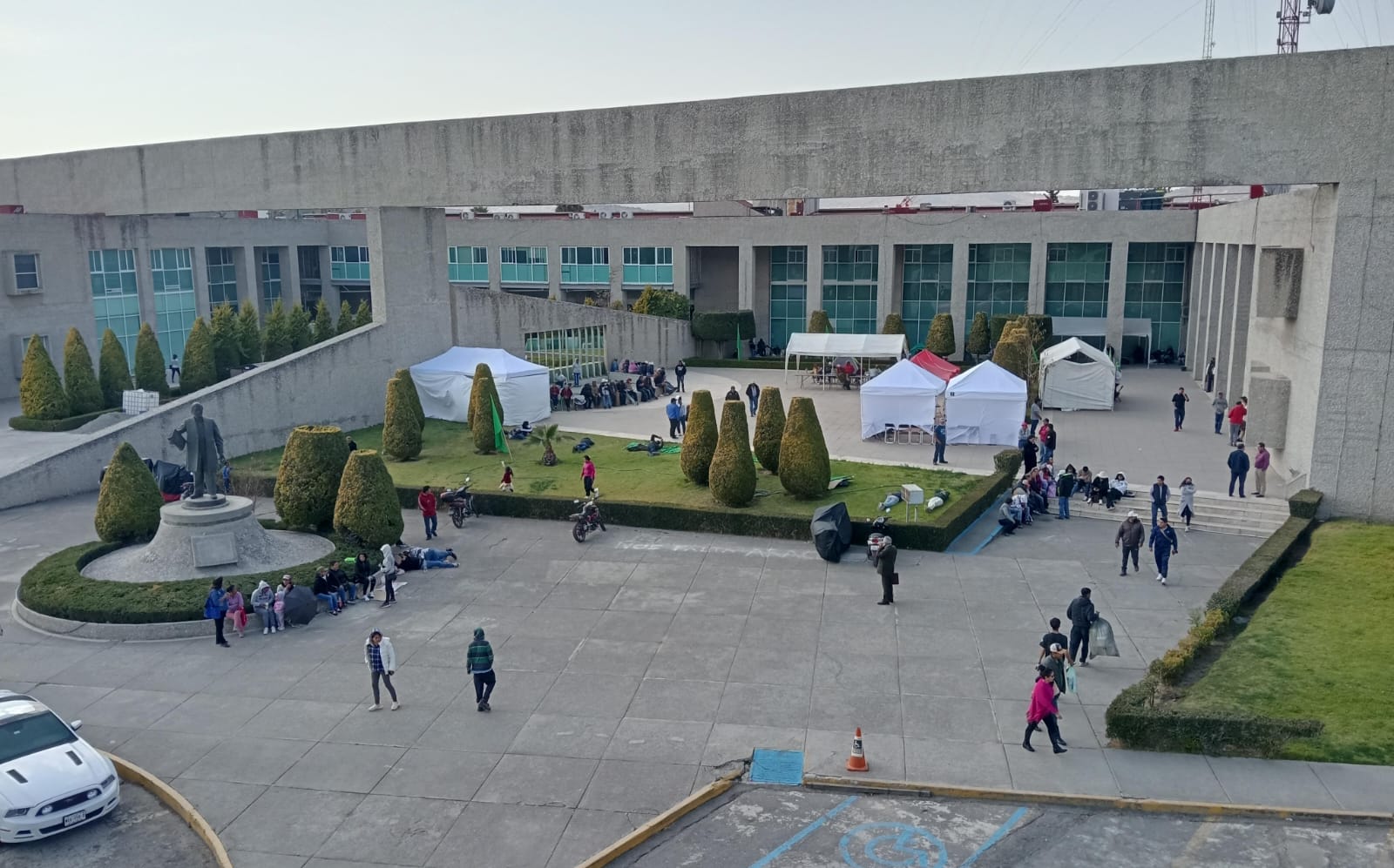 Miembros de UNTA Hidalgo en plantón frente a la PGJEH, exigiendo respuestas sobre conflictos agrarios y obras públicas pendientes