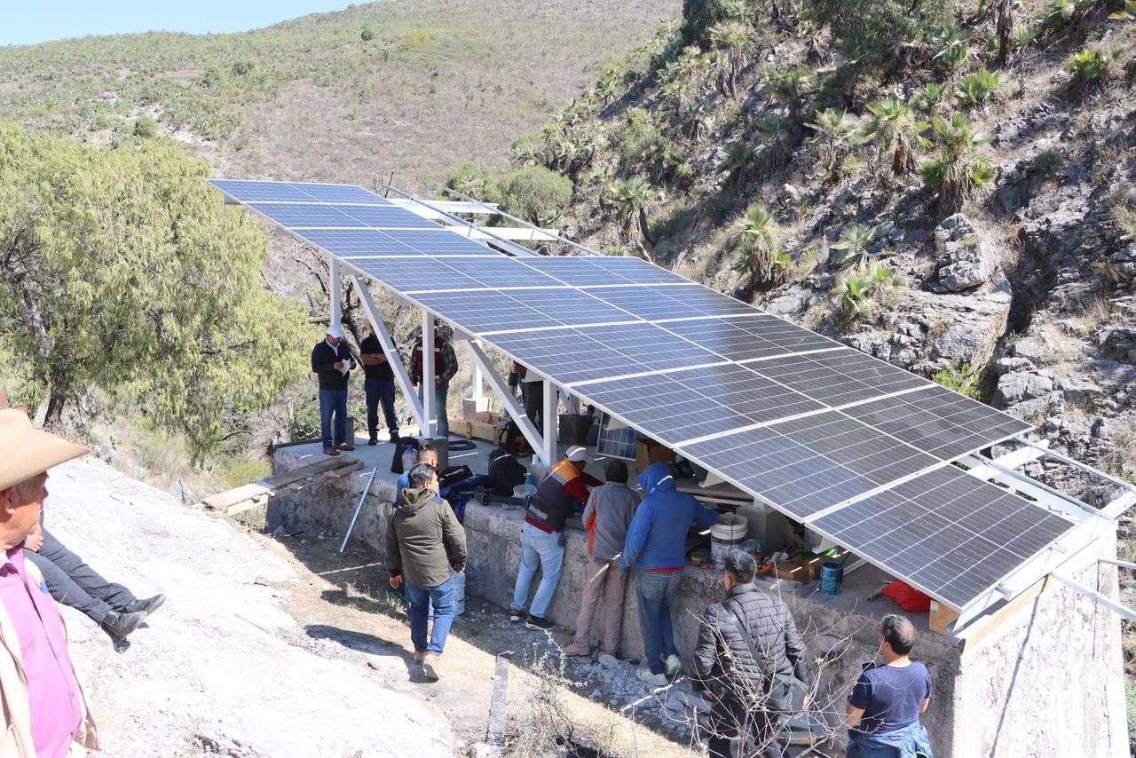 Instalación de sistema de bombeo solar de agua