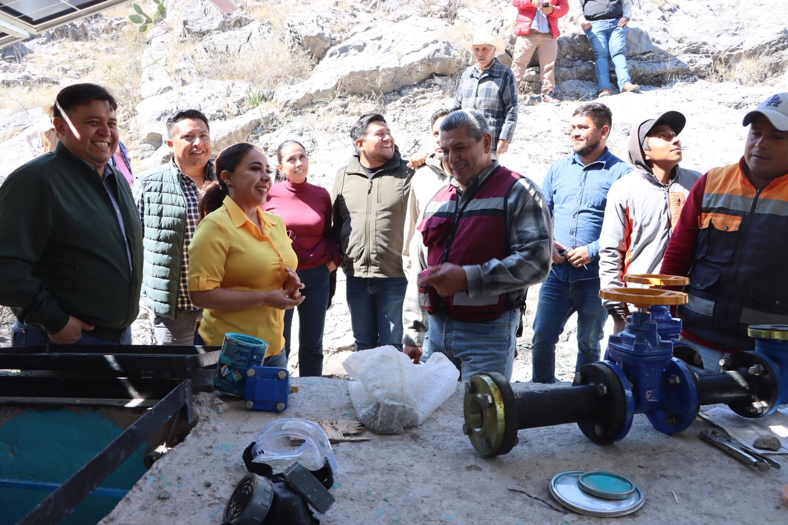 La presidenta municipal de Actopan, Imelda Cuéllar Cano supervisar el avance de la instalación de paneles solares