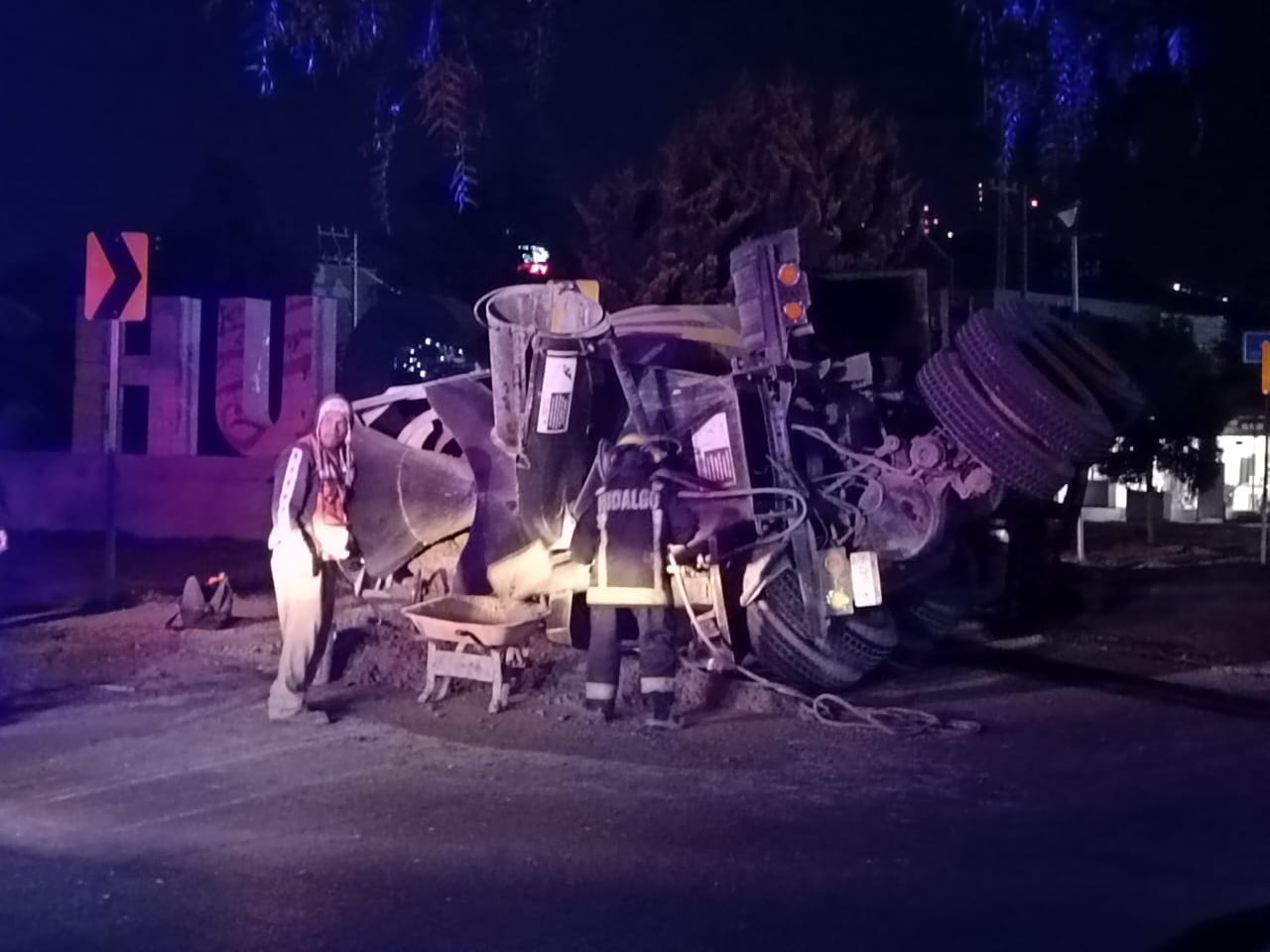 Bulevar Colosio en Pachuca: Revolvedora Volcada