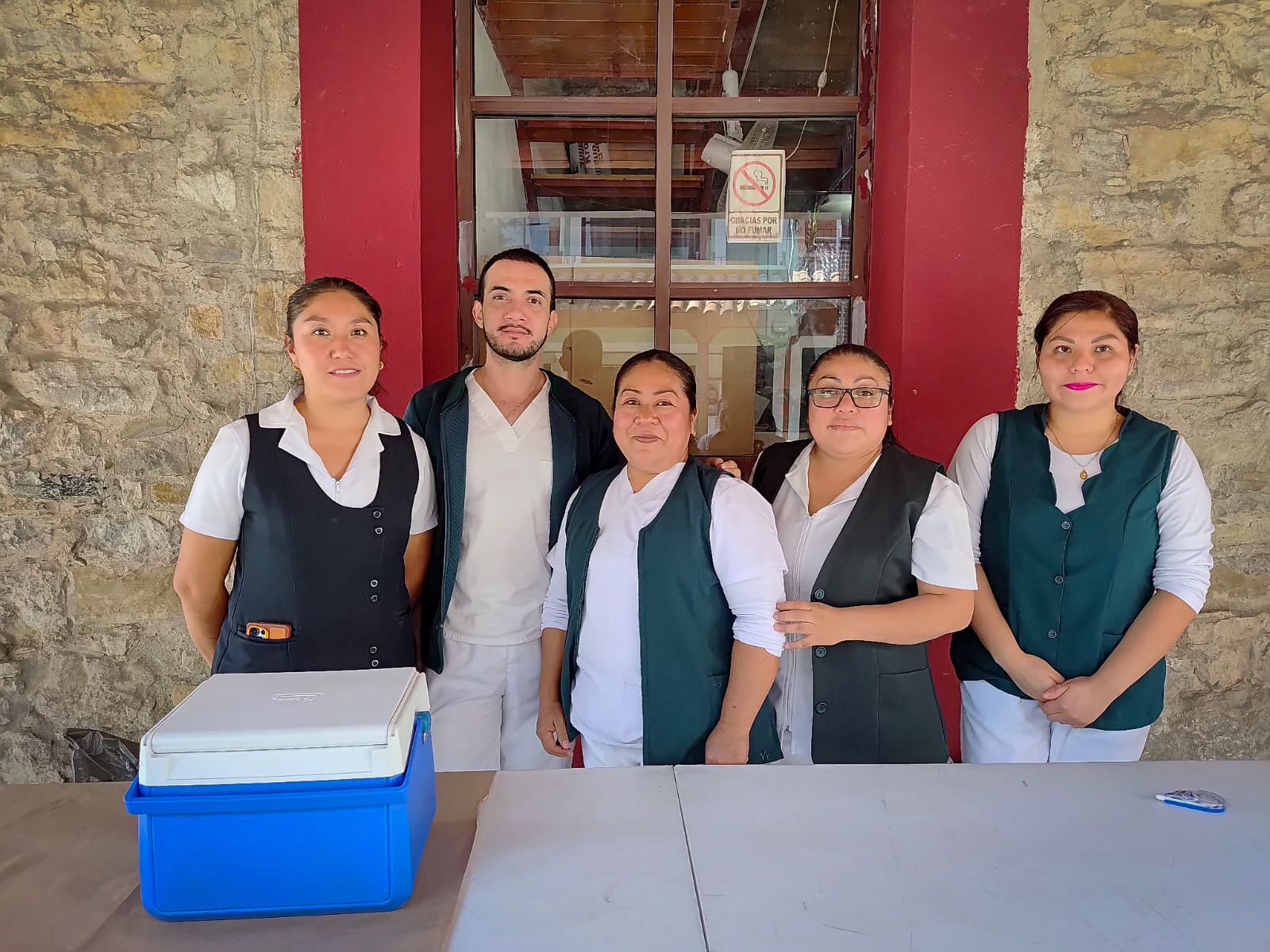 La brigada de vacunación de Huejutla aplicando vacunas para prevenir enfermedades
