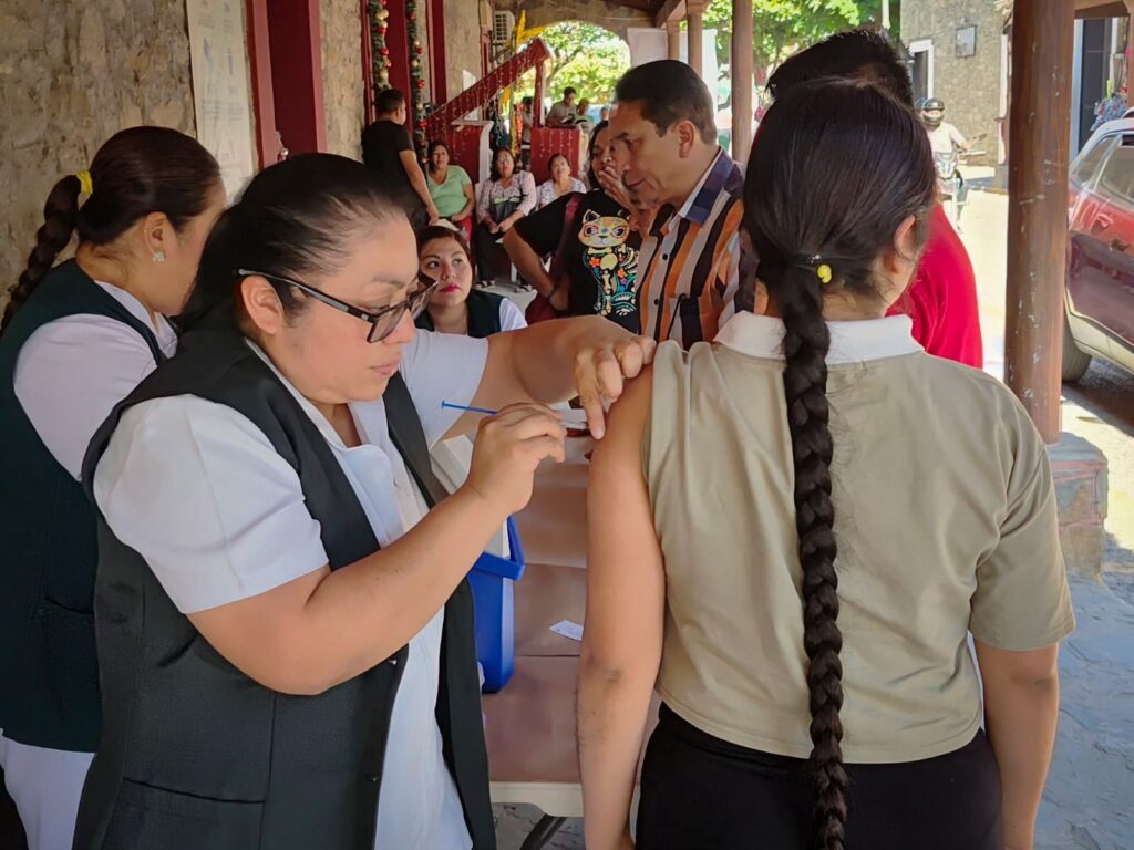 Ciudadanos de Huejutla recibiendo atención médica en el módulo de vacunación