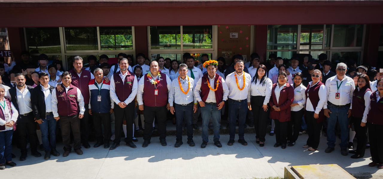 Autoridades municipales y educativas recorrieron el COBAEH Tehuetlán durante la gira de trabajo