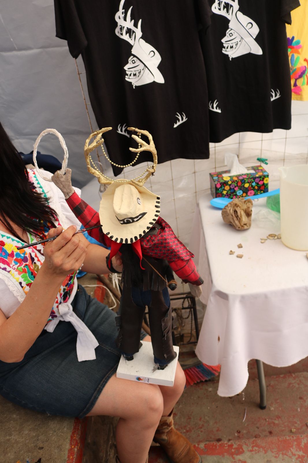 La artesana Zyanya Metzeli Pérez Jaimes recrea la figura del Cuernudo, personaje central de las celebraciones del carnaval en Calnali