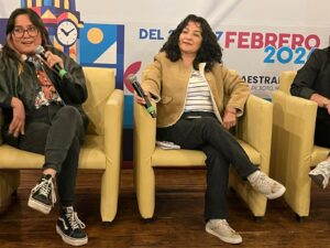 Durante el diálogo, se expusieron experiencias de discriminación de género en los medios, tanto explícita como sutil, que se manifiesta en entrevistas, coberturas y asignación de fuentes dentro del periodismo en Hidalgo
