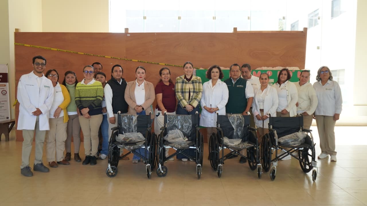 La presidenta del Sistema DIF Huejutla, Kristel Rodríguez Flores, durante la entrega de las sillas de rueda al Hospital Regional de la Huasteca