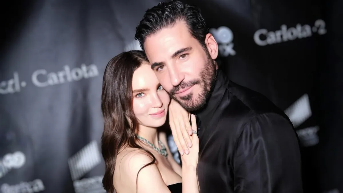 Belinda y Miguel Ángel Silvestre comparten mirada durante la presentación oficial del inicio de grabaciones de Carlota en Madrid