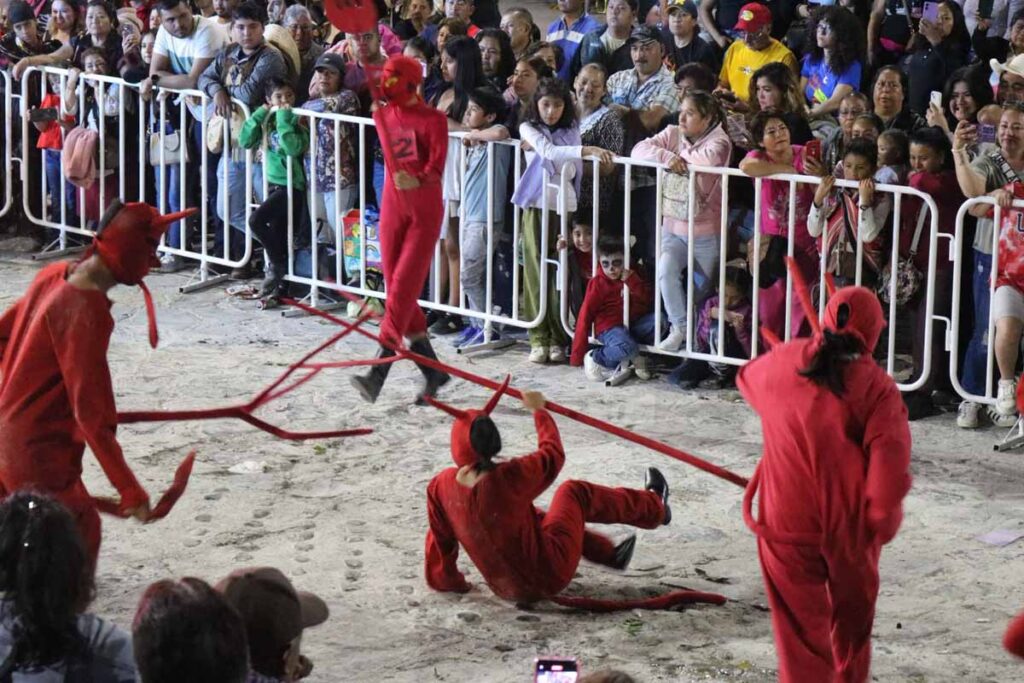 Durante los días del Carnaval Calnali 2026, los barrios del municipio participan activamente con comparsas, música en vivo y concursos de sones 