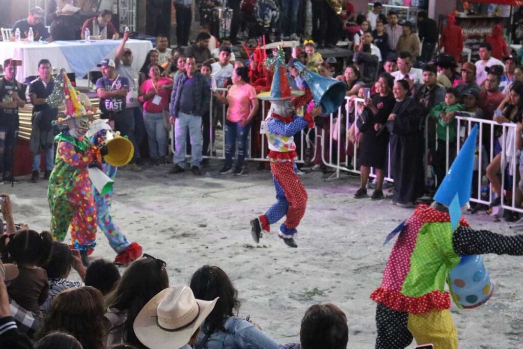 Las actividades diarias del carnaval incluyen desfiles, música regional y danzas tradicionales 