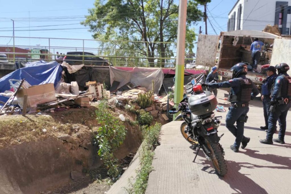 En el “desmantelamiento” de estos espacios participan, en apoyo, elementos de la Dirección de Seguridad Pública municipal 