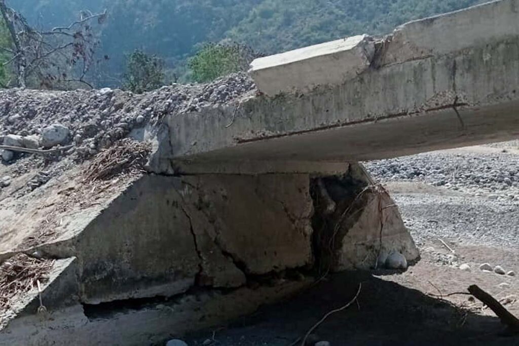 Actualmente, por el puente puede cruzar un vehículo, porque está relleno con grava y arena