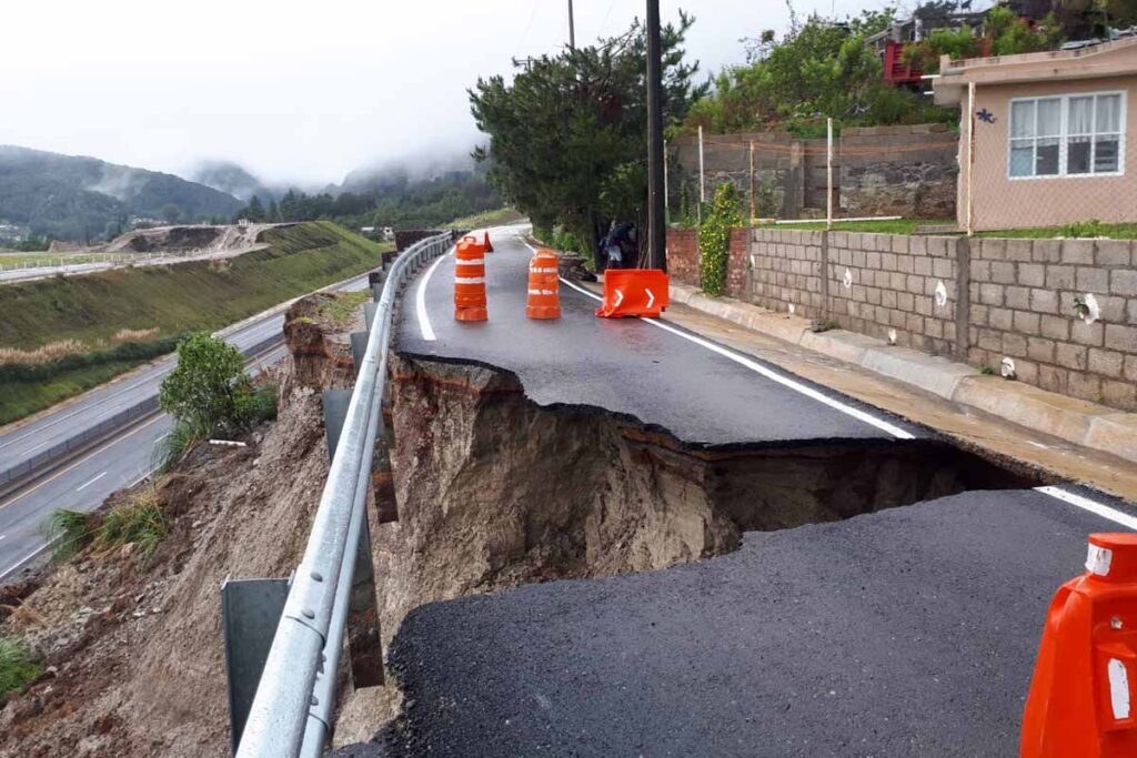 El paso de la vaguada monzónica dejó intransitable el camino que conecta Cuchilalpan con la carretera México-Tampico