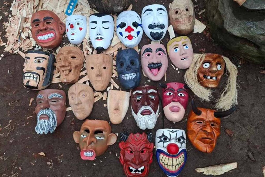La máscara cumple la función de ocultar la identidad de los danzantes, quienes según la tradición oral no desean ser reconocidos por los “malignos”