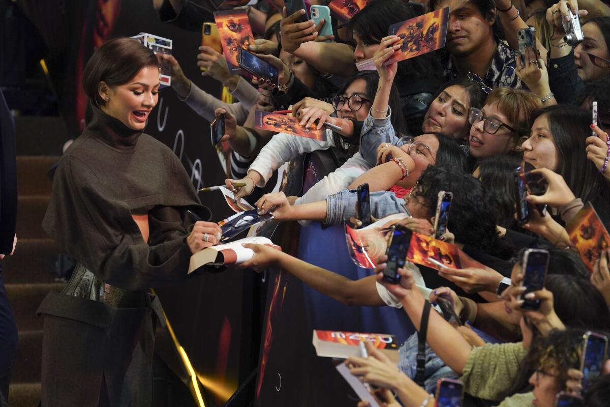 La actriz estadounidense Zendaya firma autógrafos en la alfombra roja de la película “Dune: Part Two”, en la Ciudad de México en febrero de 2024.