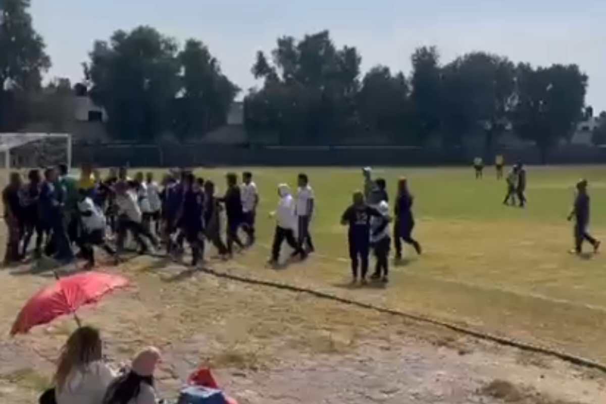 La riña registrada durante un partido de fútbol en Pachuca ocurrió luego de que uno de los jugadores manifestara su inconformidad con el marcador, lo que provocó un enfrentamiento entre futbolistas y asistentes.
