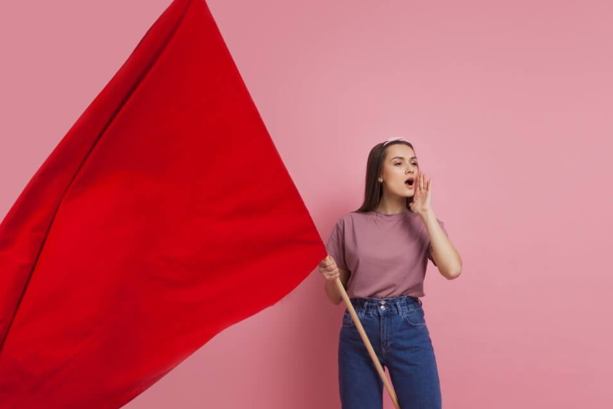 Conductas como empujar, jalonear o golpear “jugando” son red flags claras que indican una transición de la violencia psicológica a la violencia física.