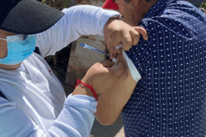 La vacunación contra el sarampión se mantiene como la principal estrategia para evitar brotes, con módulos instalados en espacios públicos y zonas de alta afluencia.