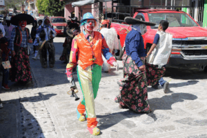 Los siete barrios del municipio participan activamente en el carnaval de Calnali, fortaleciendo la identidad comunitaria y el sentido de pertenencia