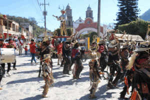 Desde temprana hora, habitantes y danzantes cambian la ropa cotidiana por ajuares tradicionales del carnaval de Calnali, confeccionados durante meses con creatividad e ingenio comunitario