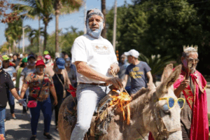 En Atlapexco, el carnaval arrancó con el tradicional recorrido del alcalde a lomo de burro, un acto simbólico que año con año convoca a familias y visitantes a sumarse a los festejos
