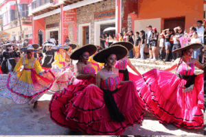 Pese al calor, las comparsas del Carnaval de Calnali 2026 bailaron al ritmo de la banda de viento, mostrando coordinación, energía y alegría, elementos que distinguen a esta festividad tradicional