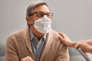 Entre las principales medidas preventivas destaca el uso de cubrebocas, así como evitar el uso de aerosoles, solventes y pinturas, que incrementan la contaminación ambiental