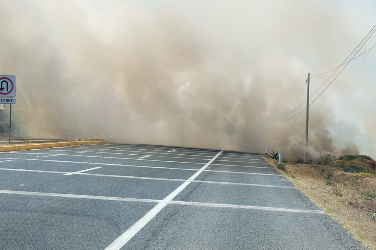 El incendio en Xolostitla, atendido por Protección Civil de Epazoyucan, ha provocado una importante reducción de visibilidad en la carretera Pachuca–Tulancingo